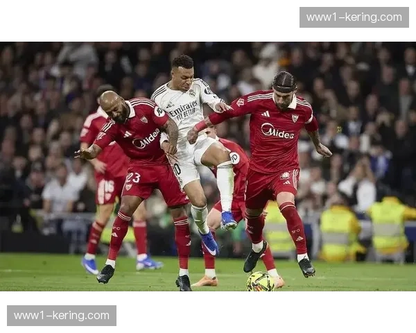 姆巴佩积极参与防守构建 皇马锋线球员融入协同逼抢体系 姆巴佩积极参与防守构建 皇马锋线球员融入协同逼抢体系